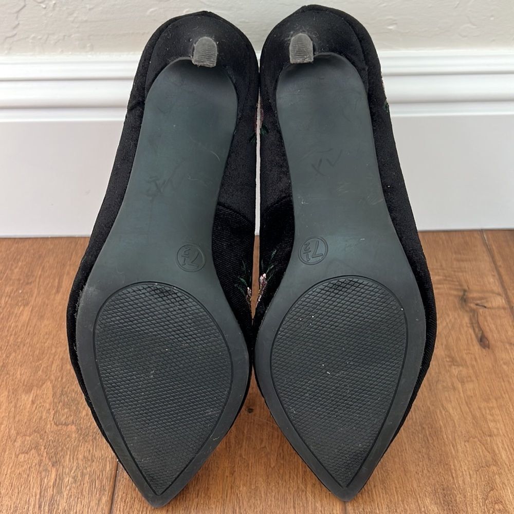 Embroidered Stiletto Pumps   - Picture 6 of 9